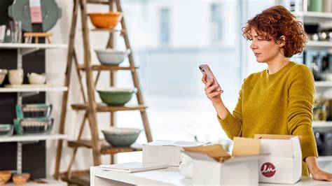 Paying your DHL invoice.